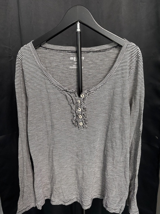 Old Navy Tops - 🖤Old Navy Black and White Striped Long Sleeve wHenley🖤
